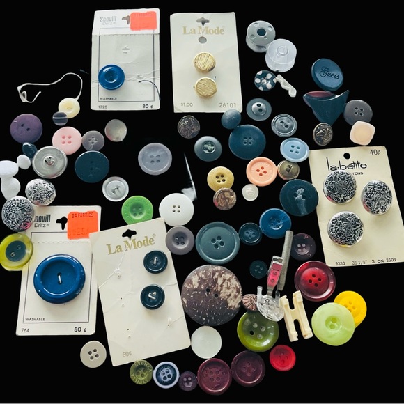 Lot of Vintage Old Buttons & Military/Navy Buttons & Singer replacement foot - Picture 1 of 14